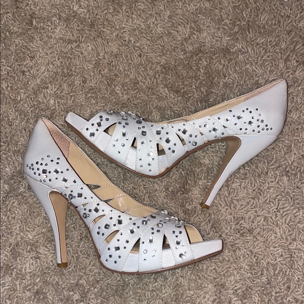 White Peep-Toe Floral Heels Gianni Bini